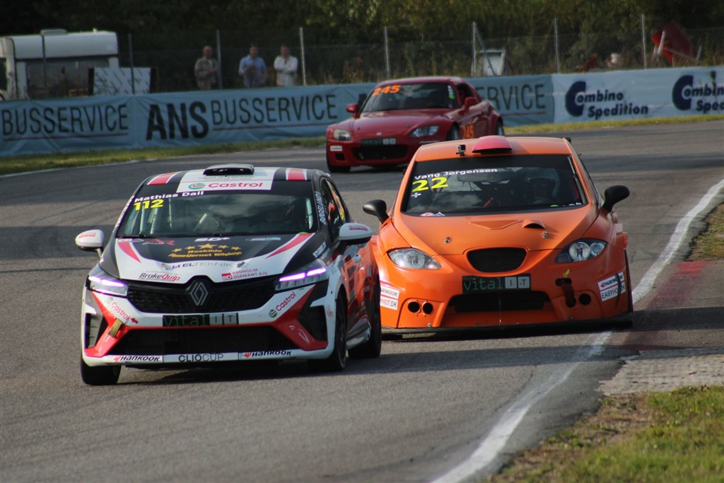Mathias Dall (112) var hjemme på de danske baner igen, og leverede godt og tæt ræs med Tino Vang Jørgensen (22) og Claus Møller Jensen (245) i alle tre heats
(Foto: JJ Media)